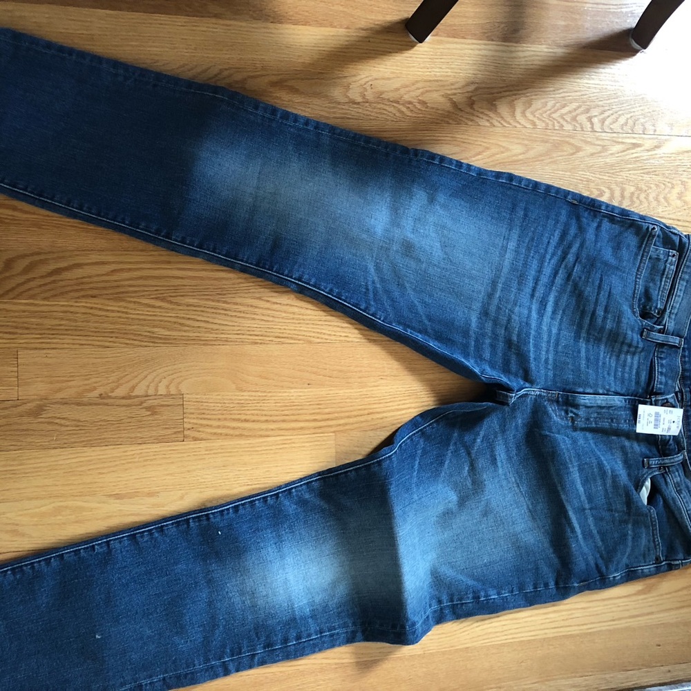 Brand new with tags, J Crew Men’s Jeans. Slim fit. 35W and 32L. Classic style!